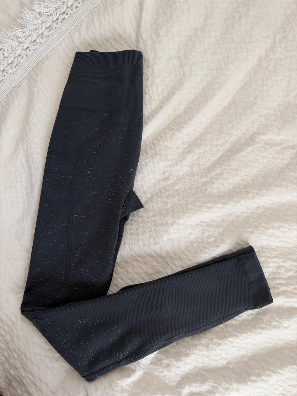 lululemon athletica free to flow 7/8 tight in blue tied/white - Picture 8 of 8